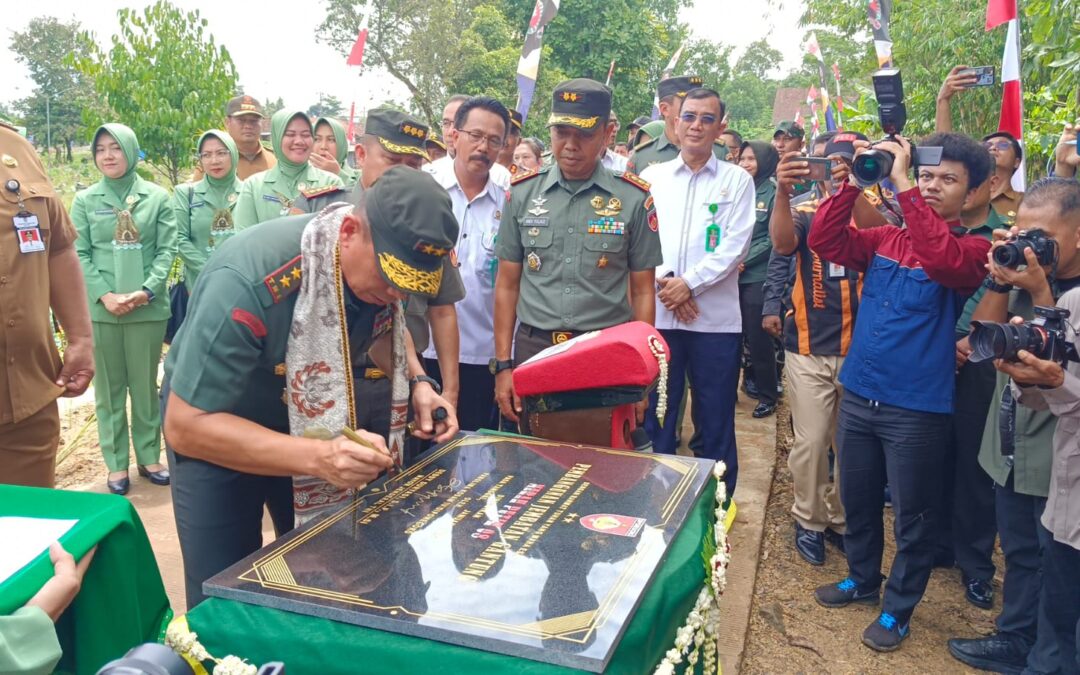 PANGDAM IV/DIPONEGORO RESMIKAN JEMBATAN GANTUNG MERAH PUTIH 08